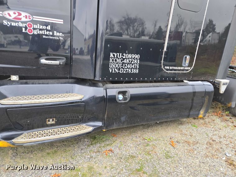image for item DU2562 2015 Peterbilt 579 semi truck