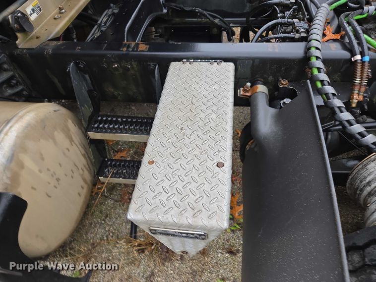 image for item DU2562 2015 Peterbilt 579 semi truck