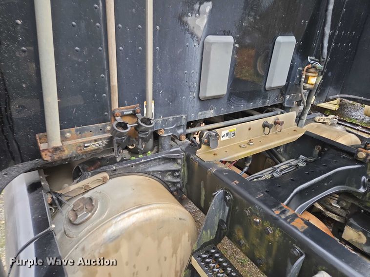 image for item DU2562 2015 Peterbilt 579 semi truck