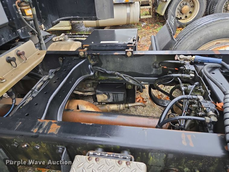 image for item DU2562 2015 Peterbilt 579 semi truck