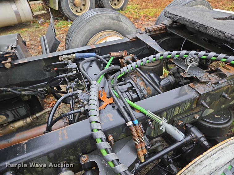 image for item DU2562 2015 Peterbilt 579 semi truck