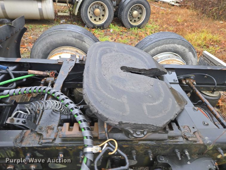 image for item DU2562 2015 Peterbilt 579 semi truck