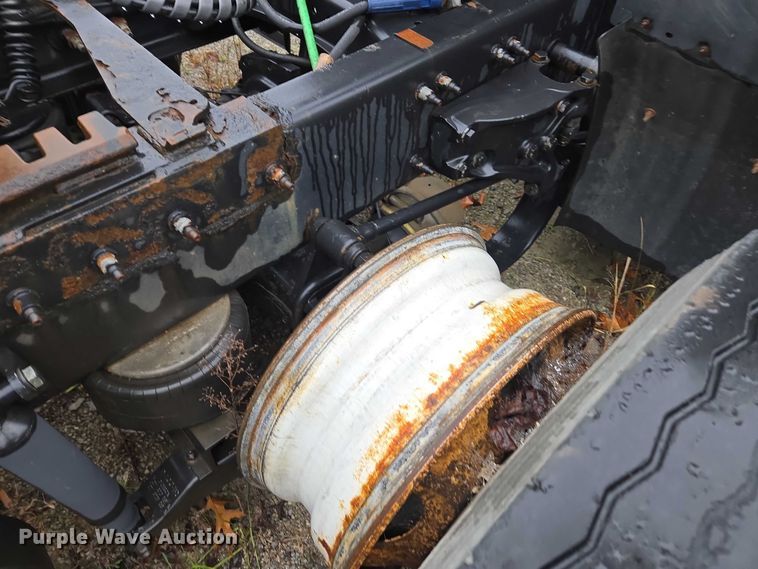 image for item DU2562 2015 Peterbilt 579 semi truck