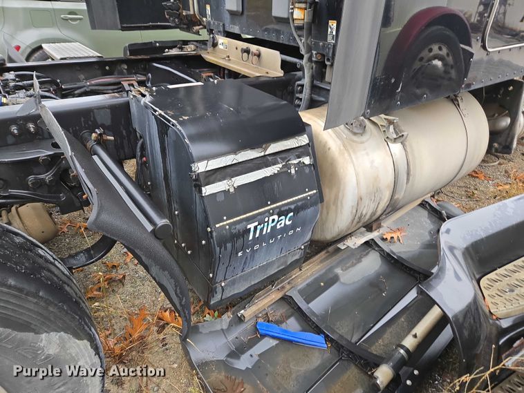 image for item DU2562 2015 Peterbilt 579 semi truck