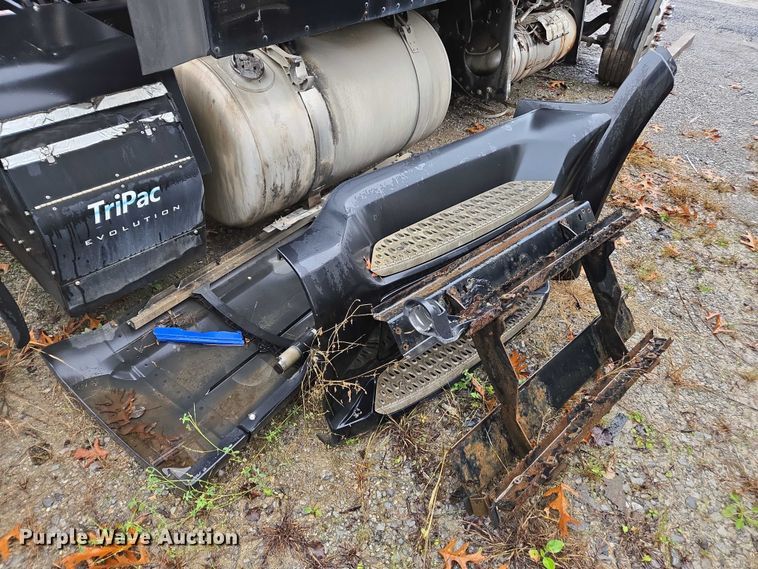 image for item DU2562 2015 Peterbilt 579 semi truck