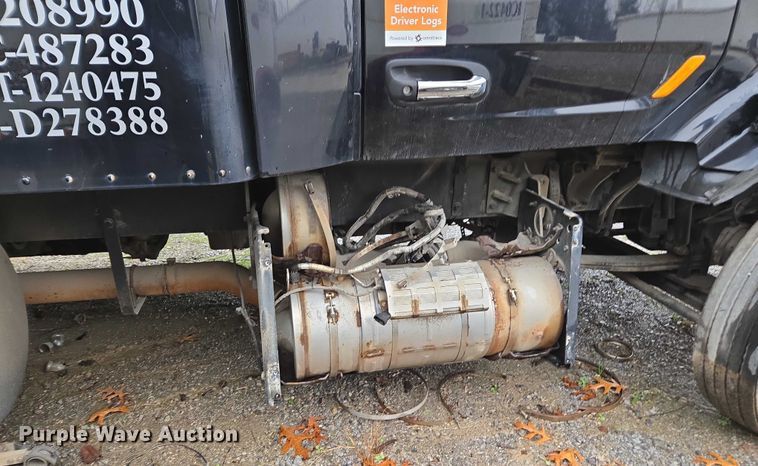 image for item DU2562 2015 Peterbilt 579 semi truck