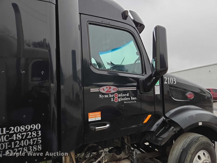 image for item DU2562 2015 Peterbilt 579 semi truck