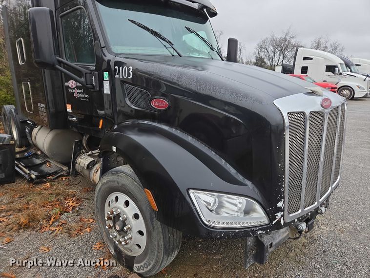 image for item DU2562 2015 Peterbilt 579 semi truck