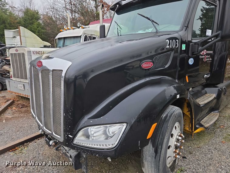 image for item DU2562 2015 Peterbilt 579 semi truck