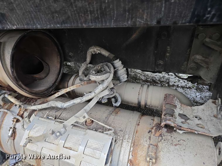 image for item DU2562 2015 Peterbilt 579 semi truck