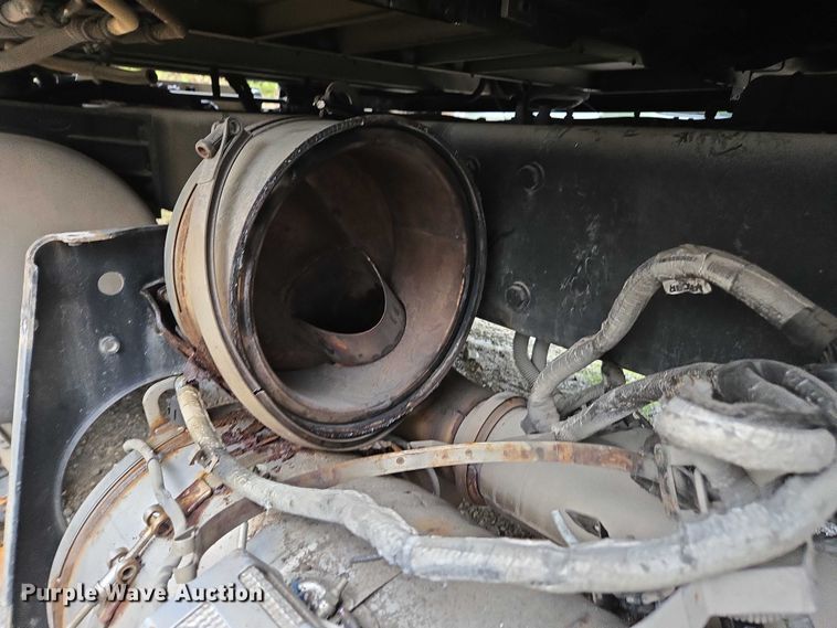 image for item DU2562 2015 Peterbilt 579 semi truck