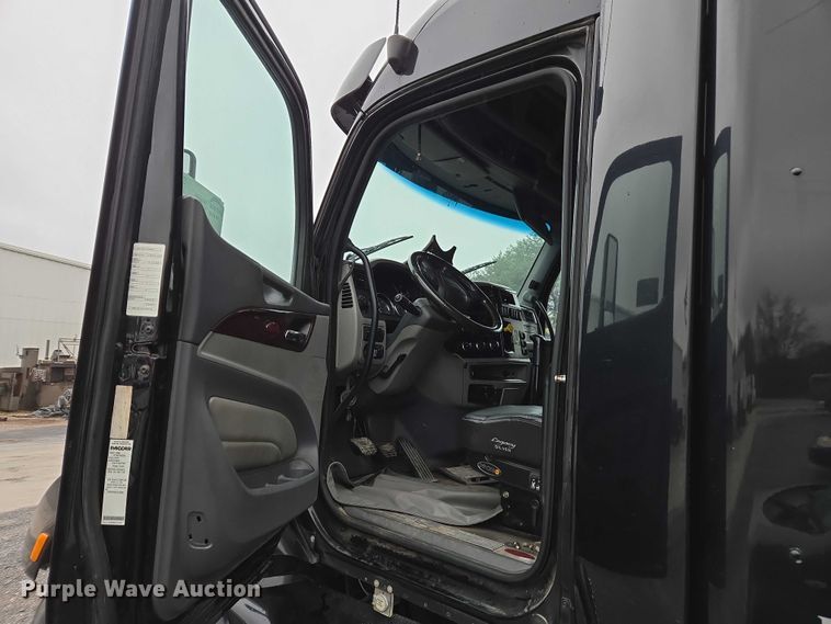 image for item DU2562 2015 Peterbilt 579 semi truck