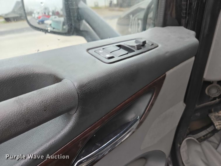 image for item DU2562 2015 Peterbilt 579 semi truck