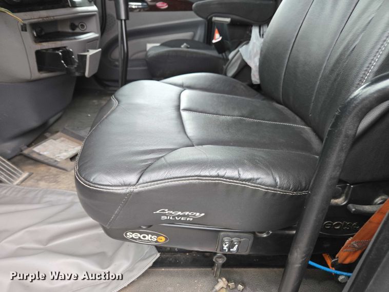 image for item DU2562 2015 Peterbilt 579 semi truck