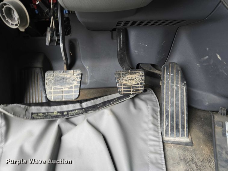 image for item DU2562 2015 Peterbilt 579 semi truck