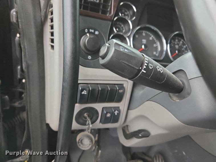 image for item DU2562 2015 Peterbilt 579 semi truck