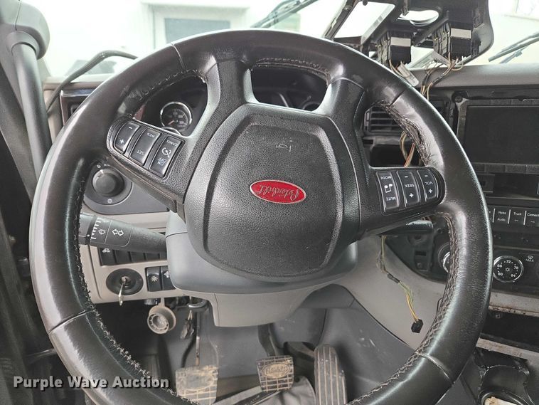 image for item DU2562 2015 Peterbilt 579 semi truck