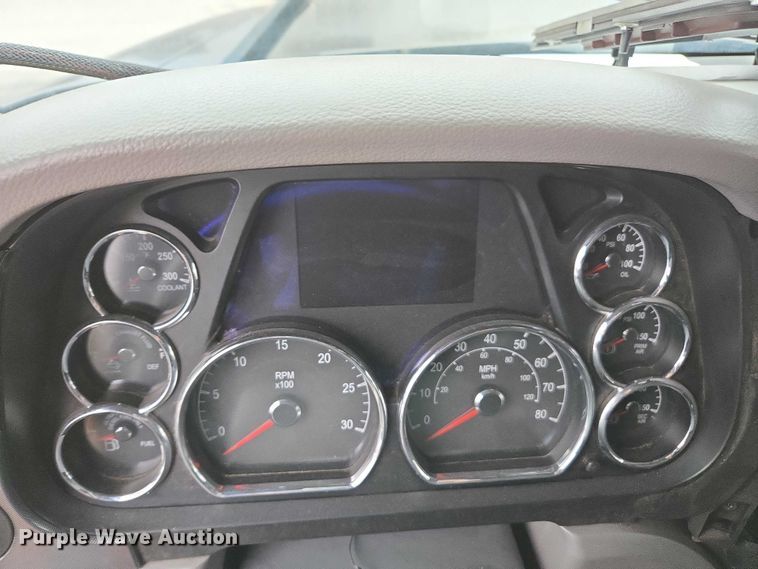 image for item DU2562 2015 Peterbilt 579 semi truck