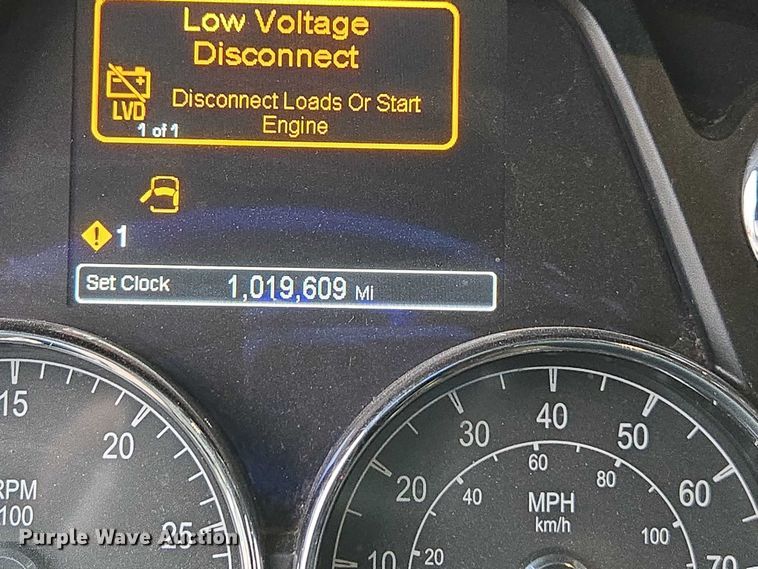 image for item DU2562 2015 Peterbilt 579 semi truck