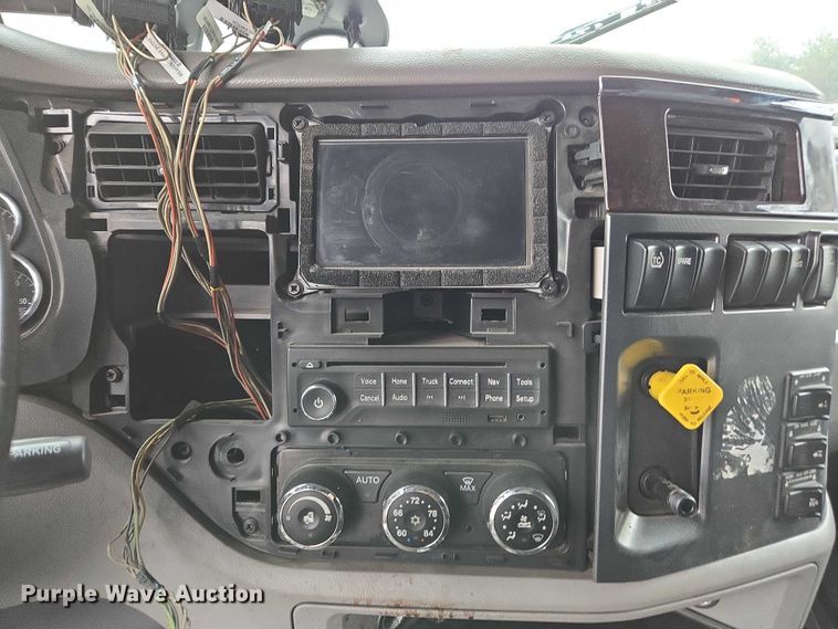 image for item DU2562 2015 Peterbilt 579 semi truck