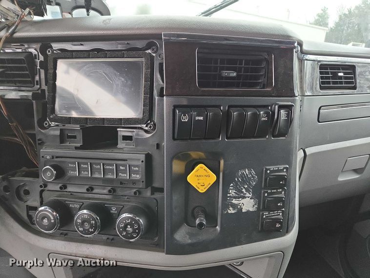 image for item DU2562 2015 Peterbilt 579 semi truck