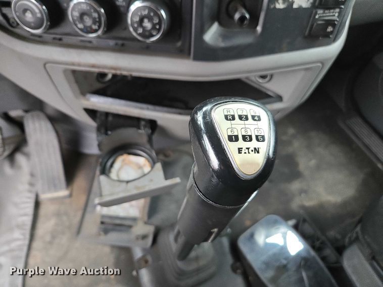 image for item DU2562 2015 Peterbilt 579 semi truck