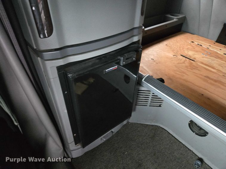 image for item DU2562 2015 Peterbilt 579 semi truck