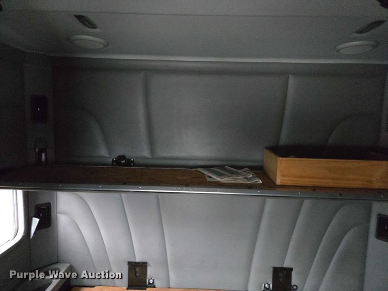 image for item DU2562 2015 Peterbilt 579 semi truck