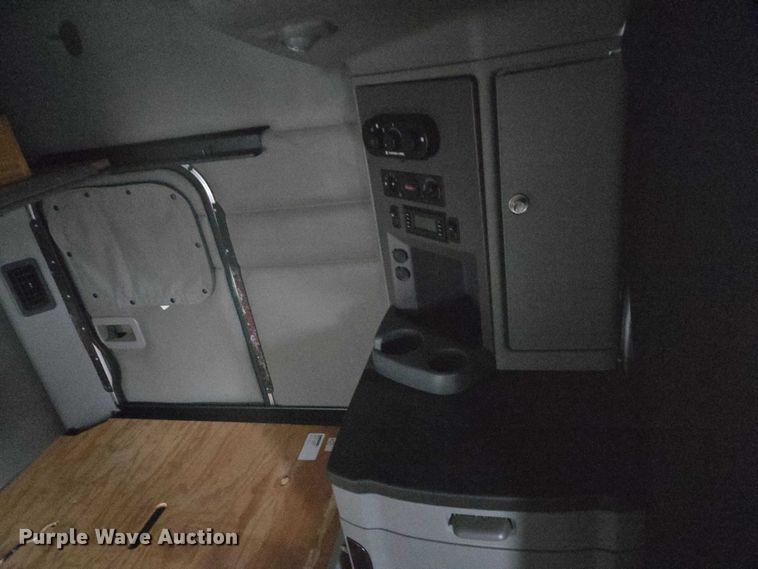 image for item DU2562 2015 Peterbilt 579 semi truck