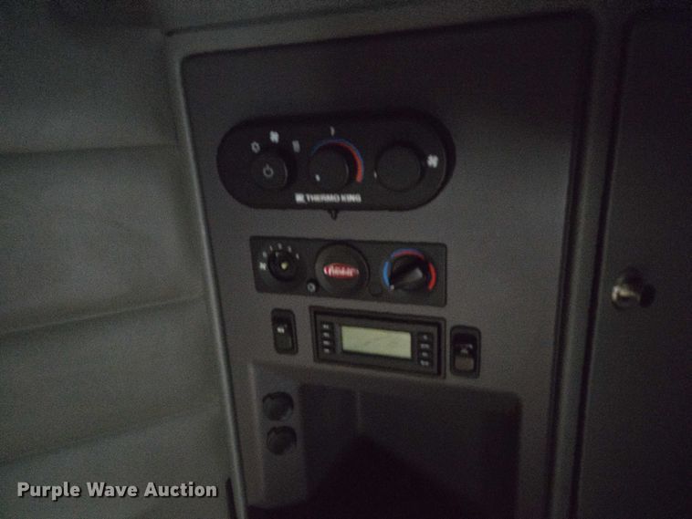 image for item DU2562 2015 Peterbilt 579 semi truck