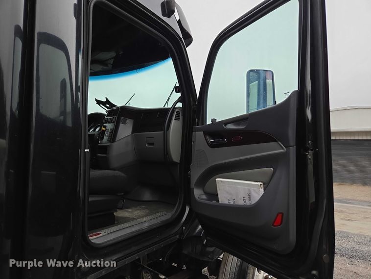 image for item DU2562 2015 Peterbilt 579 semi truck