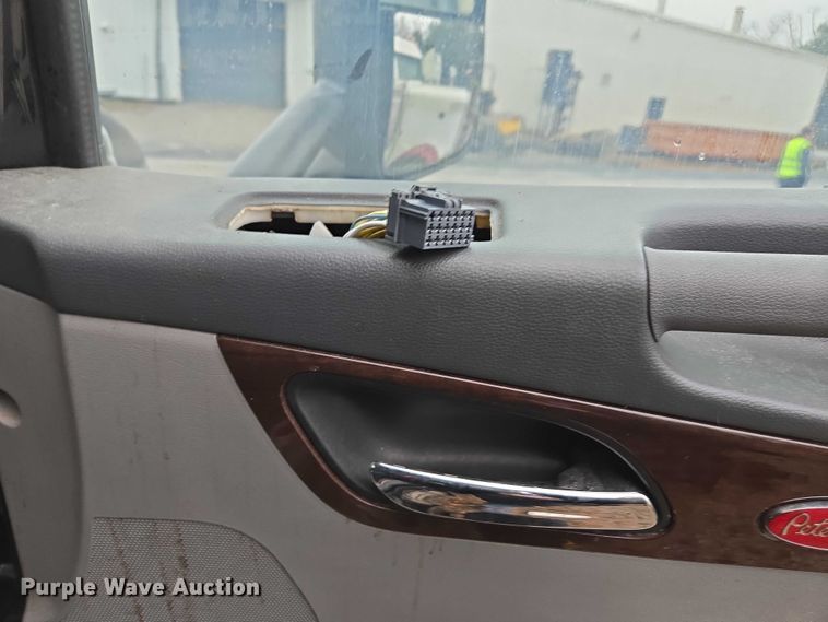 image for item DU2562 2015 Peterbilt 579 semi truck