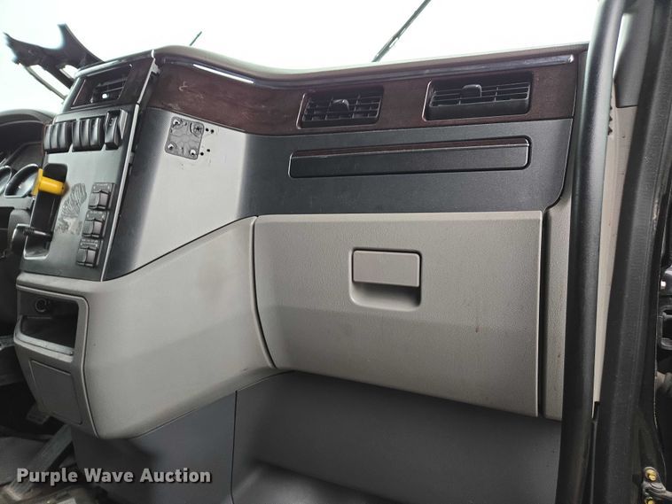 image for item DU2562 2015 Peterbilt 579 semi truck