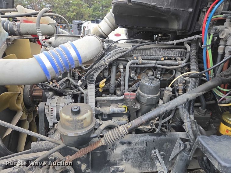 image for item DU2562 2015 Peterbilt 579 semi truck