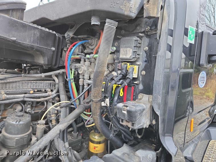 image for item DU2562 2015 Peterbilt 579 semi truck