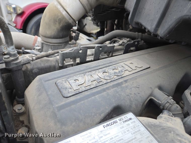 image for item DU2562 2015 Peterbilt 579 semi truck