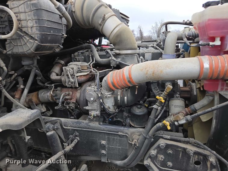 image for item DU2562 2015 Peterbilt 579 semi truck