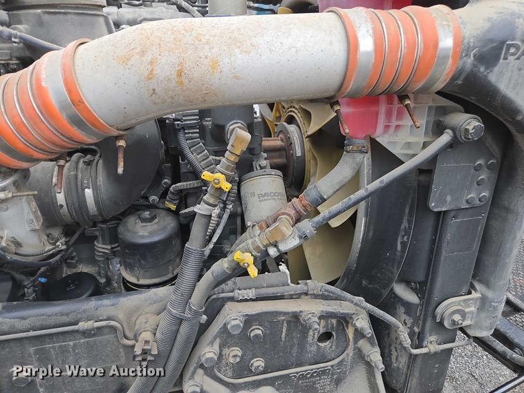 image for item DU2562 2015 Peterbilt 579 semi truck