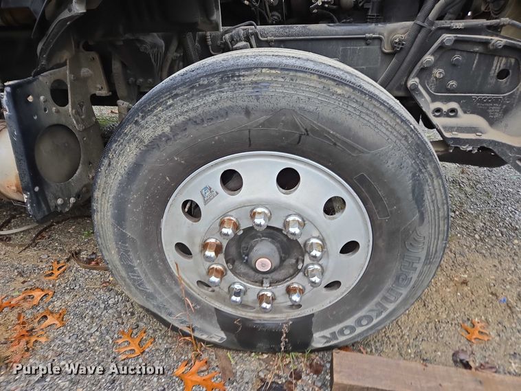 image for item DU2562 2015 Peterbilt 579 semi truck