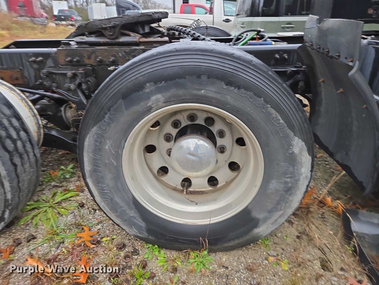 image for item DU2562 2015 Peterbilt 579 semi truck