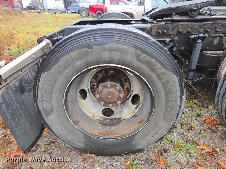 image for item DU2562 2015 Peterbilt 579 semi truck