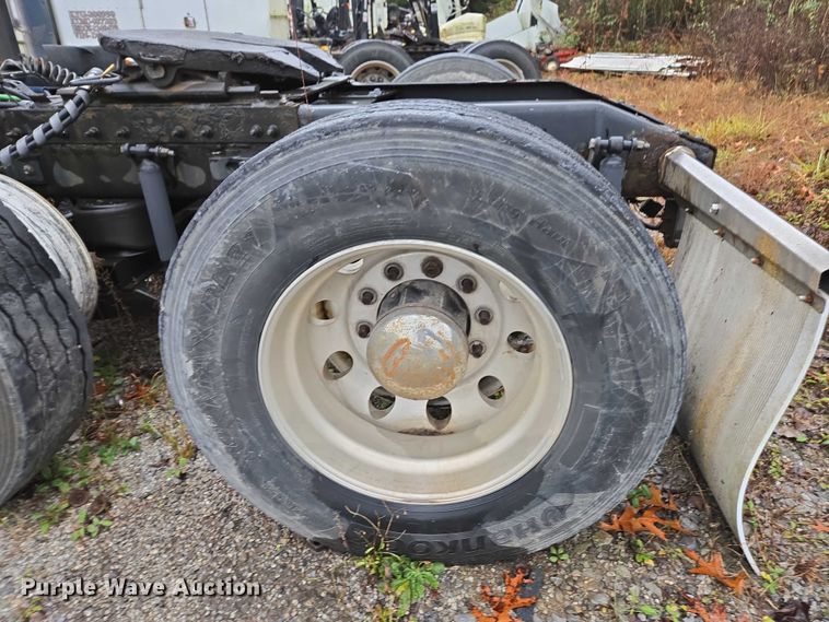 image for item DU2562 2015 Peterbilt 579 semi truck