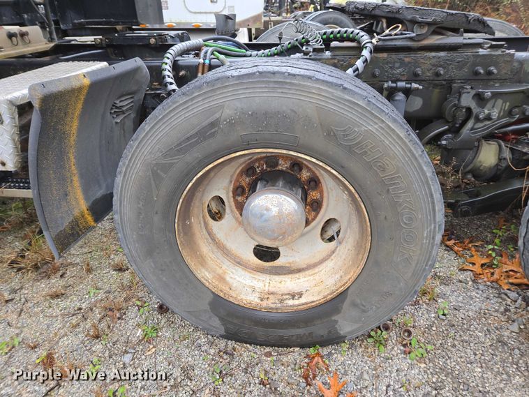 image for item DU2562 2015 Peterbilt 579 semi truck