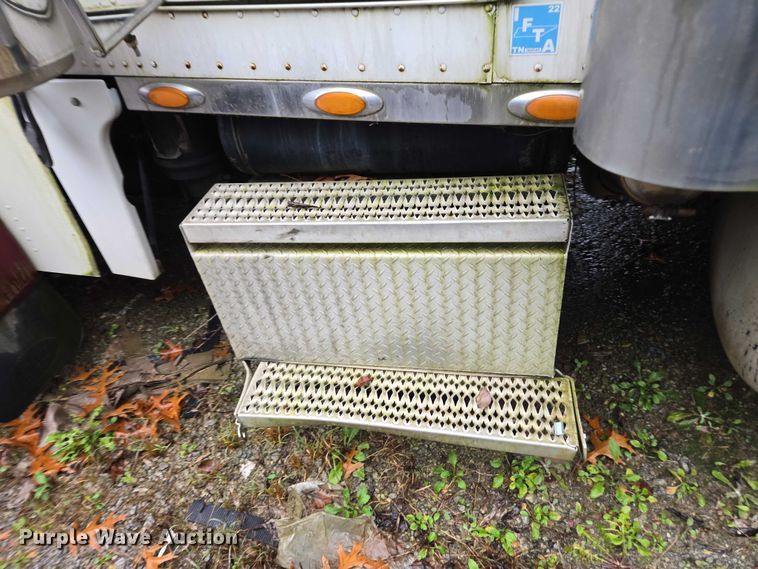 image for item DU2563 2003 Peterbilt 379 semi truck