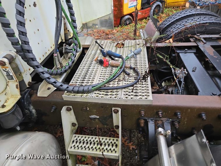 image for item DU2563 2003 Peterbilt 379 semi truck