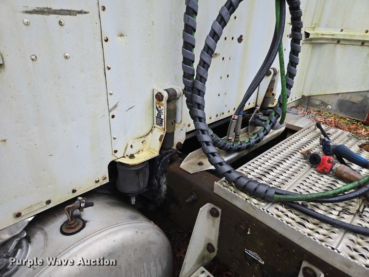 image for item DU2563 2003 Peterbilt 379 semi truck