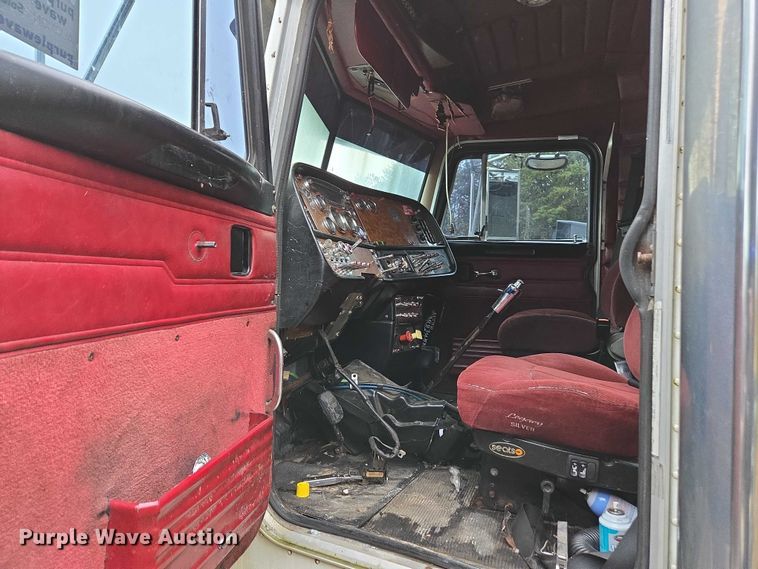 image for item DU2563 2003 Peterbilt 379 semi truck