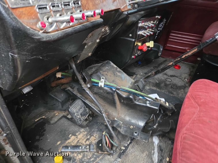 image for item DU2563 2003 Peterbilt 379 semi truck