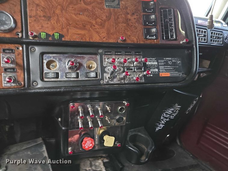 image for item DU2563 2003 Peterbilt 379 semi truck