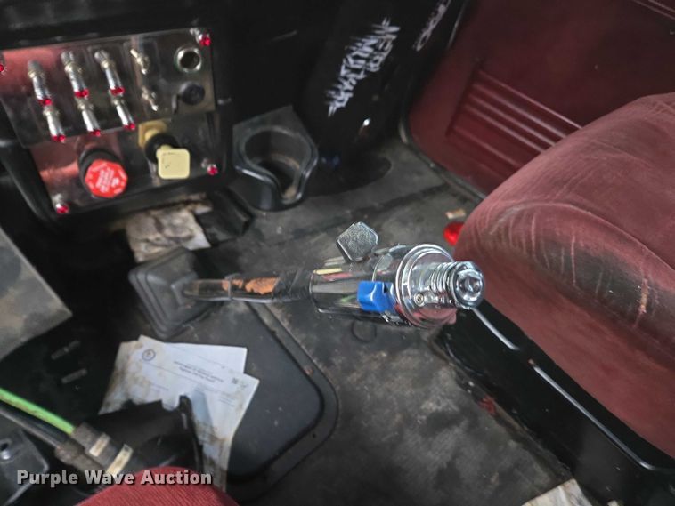 image for item DU2563 2003 Peterbilt 379 semi truck